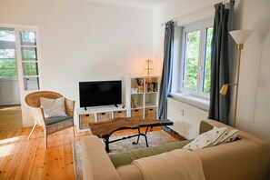 TV, fireplace - Historical holiday home with sea view (Boltenhagen)