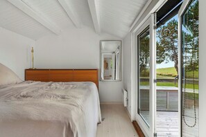 Free WiFi - Black wooden house with panoramic views (Fårevejle)