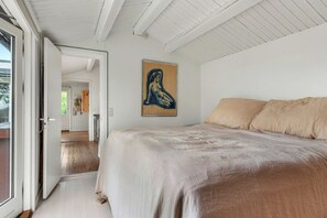 Free WiFi - Black wooden house with panoramic views (Fårevejle)