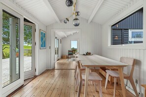 Dining - Black wooden house with panoramic views (Fårevejle)