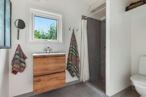 Shower - Black wooden house with panoramic views (Fårevejle)