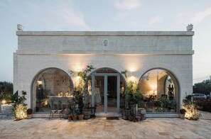 Exterior detail - 18th-century trullo between Ostuni and Ceglie (Ostuni)