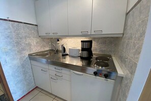 Réfrigérateur, micro-ondes, plaque de cuisson, cafetière/bouilloire