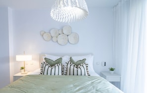 Bügeleisen/Bügelbrett, Reisekinderbett, kostenloses WLAN, Bettwäsche