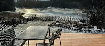 Cabane conçue par un architecte au bord d'un lac avec sauna