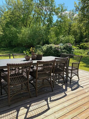 Outdoor dining - Nordic-style summer house with private lake (Frørup)