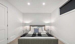2 Schlafzimmer, Schreibtisch, Bügeleisen/Bügelbrett, Reisekinderbett