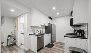 Fridge, microwave, oven, stovetop - Orchards Delight | Near Airport | Sleeps 4 | WiFi (Edmonton)