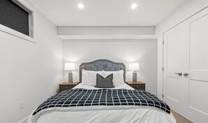 2 slaapkamers, een bureau, een strijkplank/strijkijzer, reisbedje