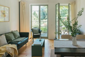 TV, fireplace - Tower villa apartment with pergola at Mühlenberg (Werder (Havel))