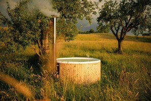Outdoor spa tub - Designer apartment in historic Allgäu farmhouse (Altusried)