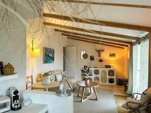 Ein gemütliches Wohnzimmer mit einer Couch, einem Couchtisch und einem Essbereich mit Tisch und Stühlen.