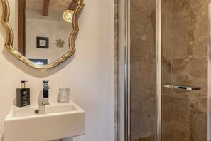 Shower - Restored barn in San Gimignano hills view (Pancole)