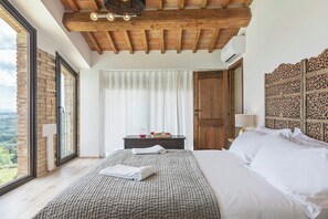 Free WiFi - Restored barn in San Gimignano hills view (Pancole)