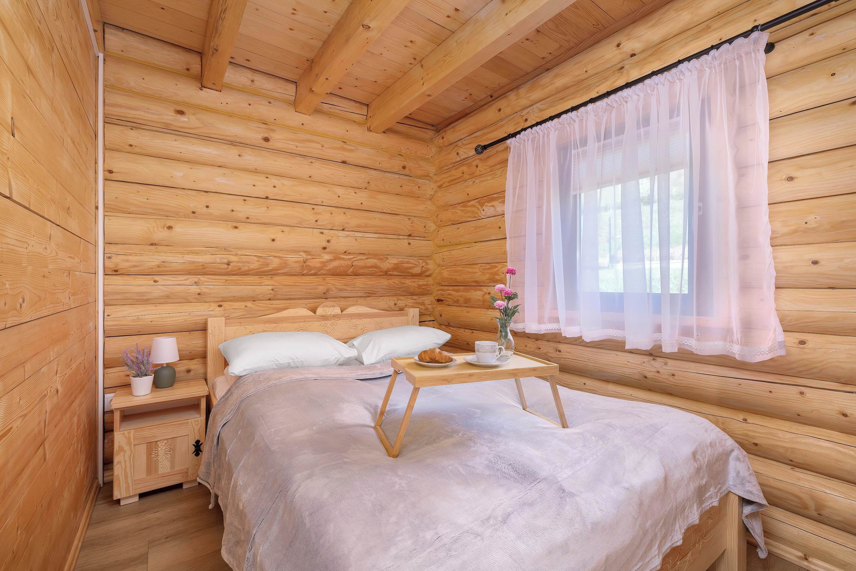 Tabla de planchar con plancha, cuna de viaje, wifi y ropa de cama 