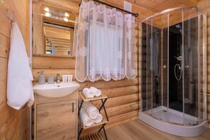Shower, hair dryer, towels, shampoo - A Charming House with a Garden | Mountain View (Mutne)