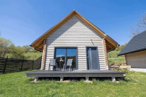 Terrace/patio - A Charming House with a Garden | Mountain View (Mutne)