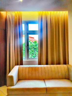 Living area - 118 Grand Hotel (George Town)