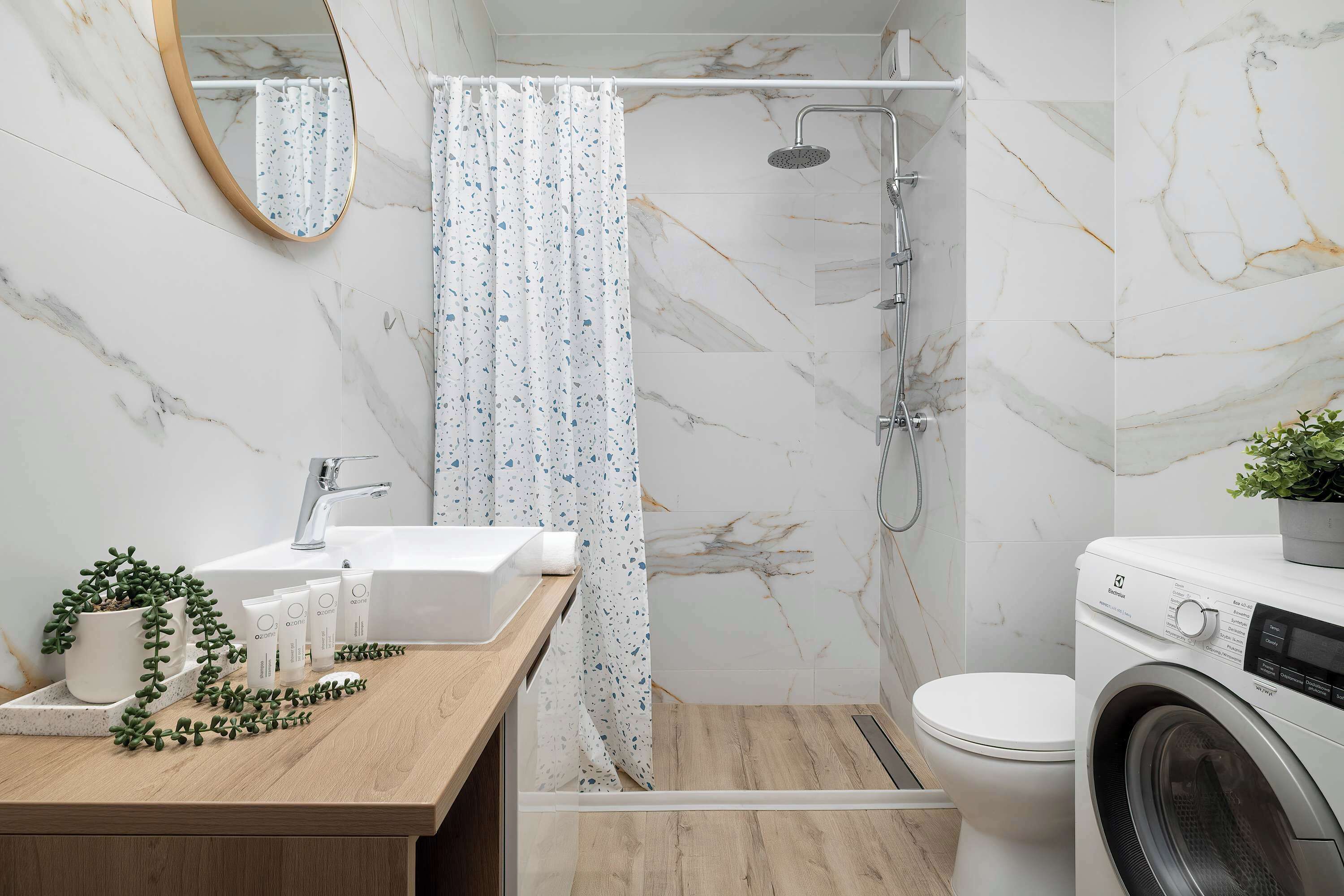 Shower, hair dryer, towels, shampoo