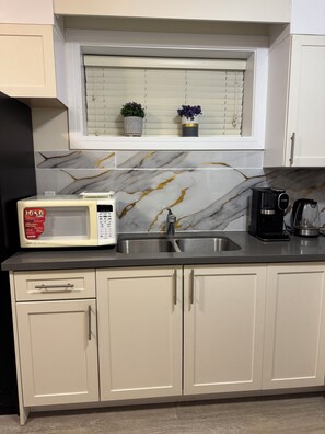 Private kitchen - Garden Suite (Vancouver)