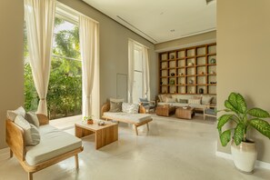 Ein geräumiges Wohnzimmer mit einer Couch, einem Couchtisch und einem Bücherregal.