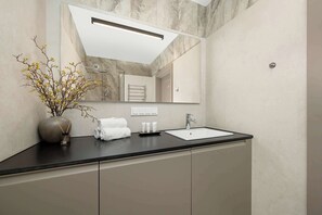 Bathroom - Elegant Apartment with a View of the Oder River | Workspace | Parking | Balcony (Wrocław)