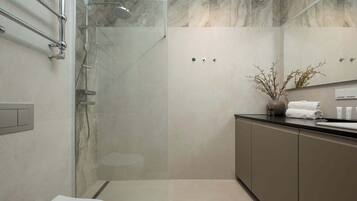 Ducha, secador de pelo, toallas, shampoo