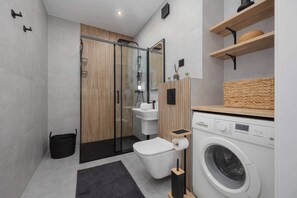 Shower, hair dryer, towels, shampoo - Modern Apartment in the Business Heart of Warsaw | Balcony and Parking (Warszawa)