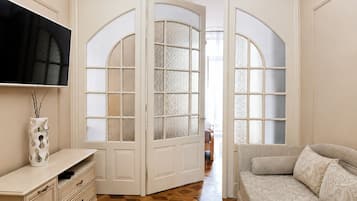 Comfort-lejlighed - balkon - parkudsigt | Opholdsområde | 43-tommers fladskærms-tv med kabelkanaler
