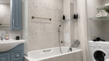 Comfort Apartment, Balcony, Park View | Bathroom