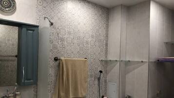 Comfort Apartment, Balcony, Park View | Bathroom