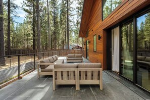 Terrace/patio - Evergreen Retreat | Outdoor Dining + Lounge + Views | Near Skiing & The Village (Big Bear Lake)