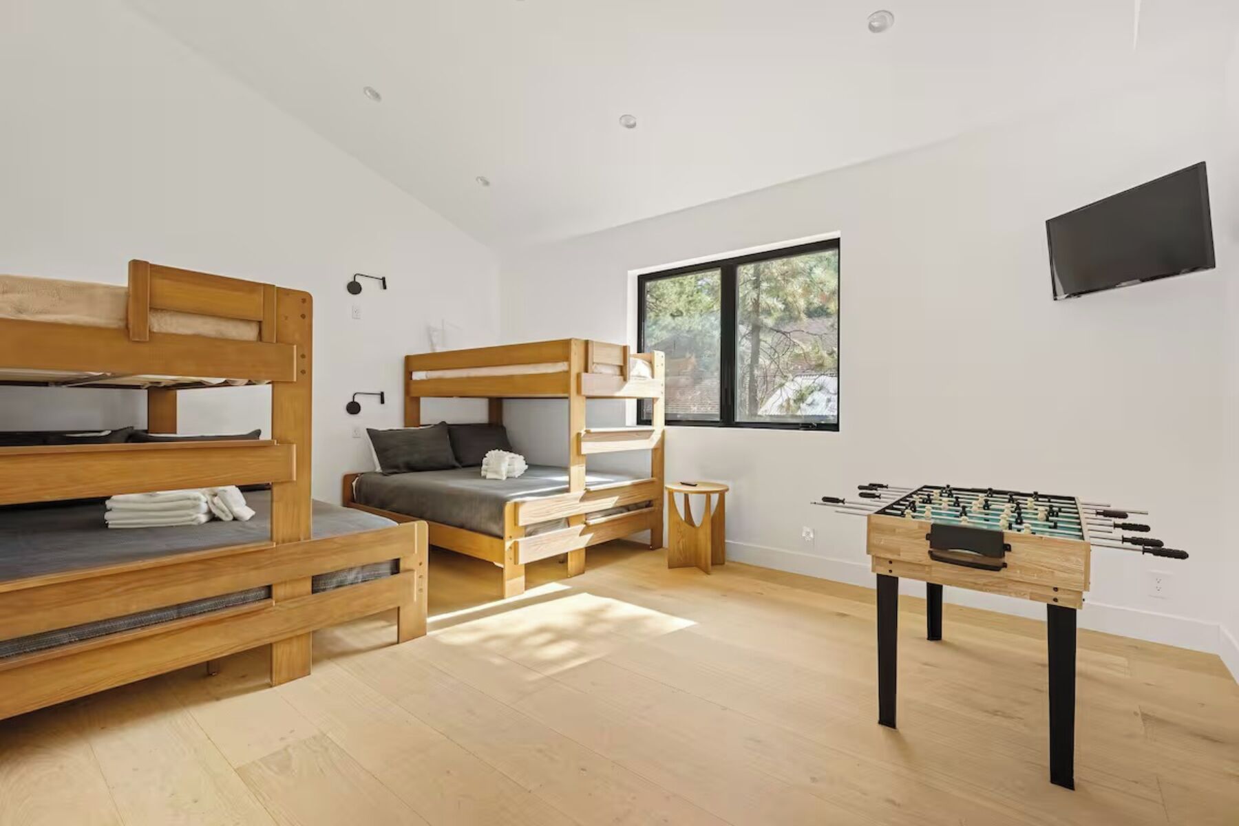Tabla de planchar con plancha, wifi gratis y ropa de cama 