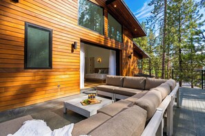 Terrace/patio - Evergreen Retreat | Outdoor Dining + Lounge + Views | Near Skiing & The Village (Big Bear Lake)