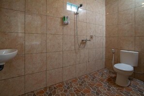 Villa, Balkon, Gartenblick | Badezimmer | Kostenlose Toilettenartikel, Handtücher, Seife, Shampoo