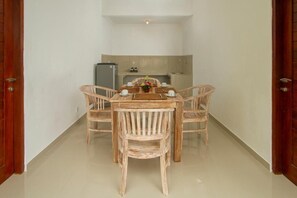 Villa, Balkon, Gartenblick | Speisen