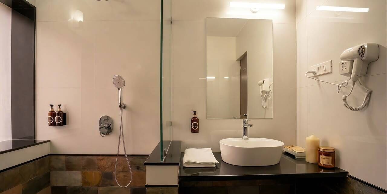 Habitación superior | Baño | Ducha, toallas, jabón y champú