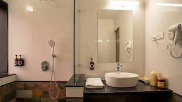 Habitación superior | Baño | Ducha, toallas, jabón y champú