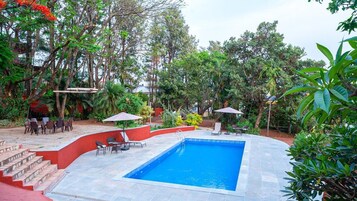 8 outdoor pools