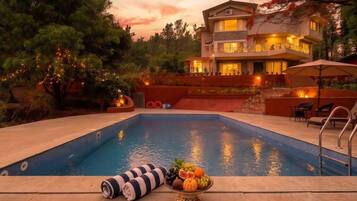 8 piscinas al aire libre