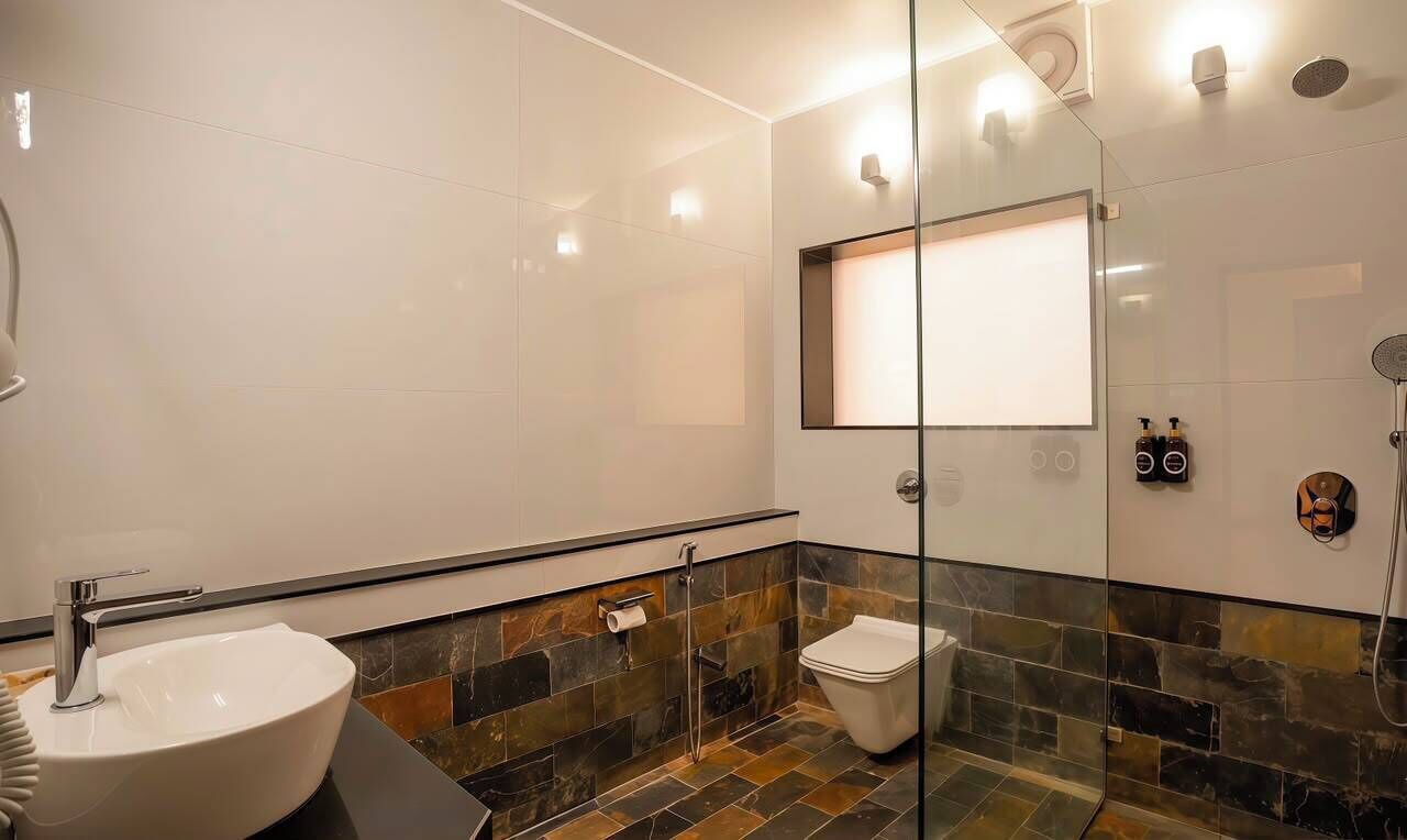 Chambre Standard | Salle de bain | Douche, serviettes fournies, savon, shampoing