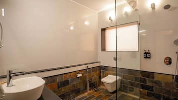 Chambre Standard | Salle de bain | Douche, serviettes fournies, savon, shampoing