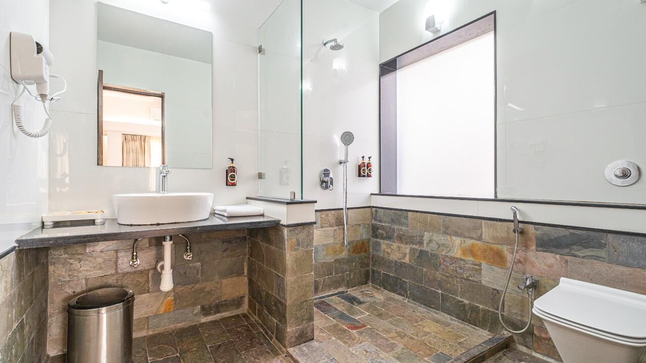 Executive Room | Bathroom | Shower, towels, soap, shampoo