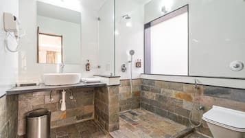 Executive Room | Bathroom | Shower, towels, soap, shampoo