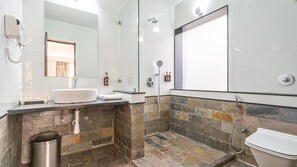 Kamar Eksekutif | Kamar mandi | Shower, handuk, sabun, dan sampo