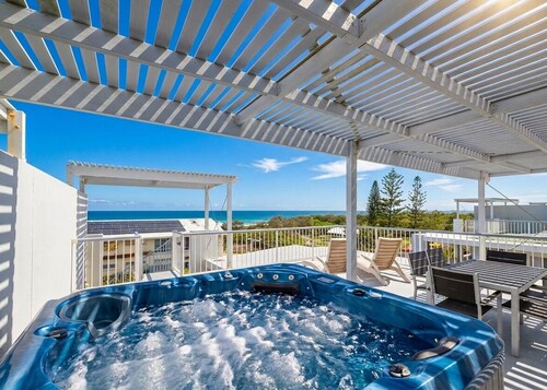 Beach Days - Rooftop Jacuzzi with Ocean views - Sleep 8 people.