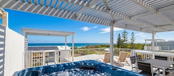 Beach Days - Rooftop Jacuzzi with Ocean views - Sleep 8 people.