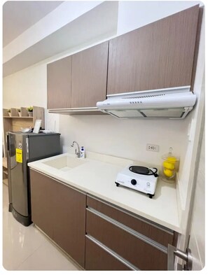 Private kitchen - Heart of Cebu Apartment 1018 West Jones Residences (Cebu City)