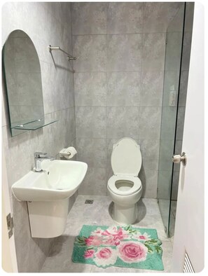 Bathroom - Heart of Cebu Apartment 1018 West Jones Residences (Cebu City)