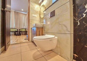 Shower, towels, soap, shampoo - KING PALACE BY VOYE HOMES (Ooty)